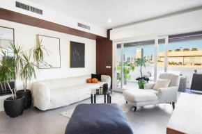 TLV Penthouse With bomb shelter, Hottub and OutDoor Kitchen